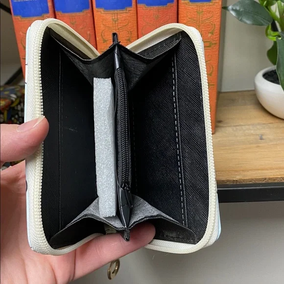 Cute Winnie the Pooh and Piglet Wallet. New w/out tags - Picture 4 of 4